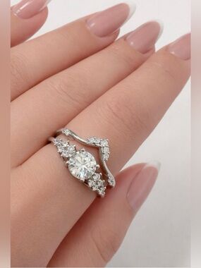 MOISSANITE Wedding Ring Set Size 9
Retail $200.